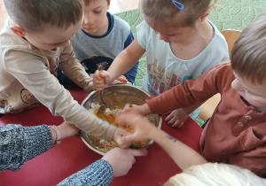 Dzieci mieszają ciasto marchewkowe